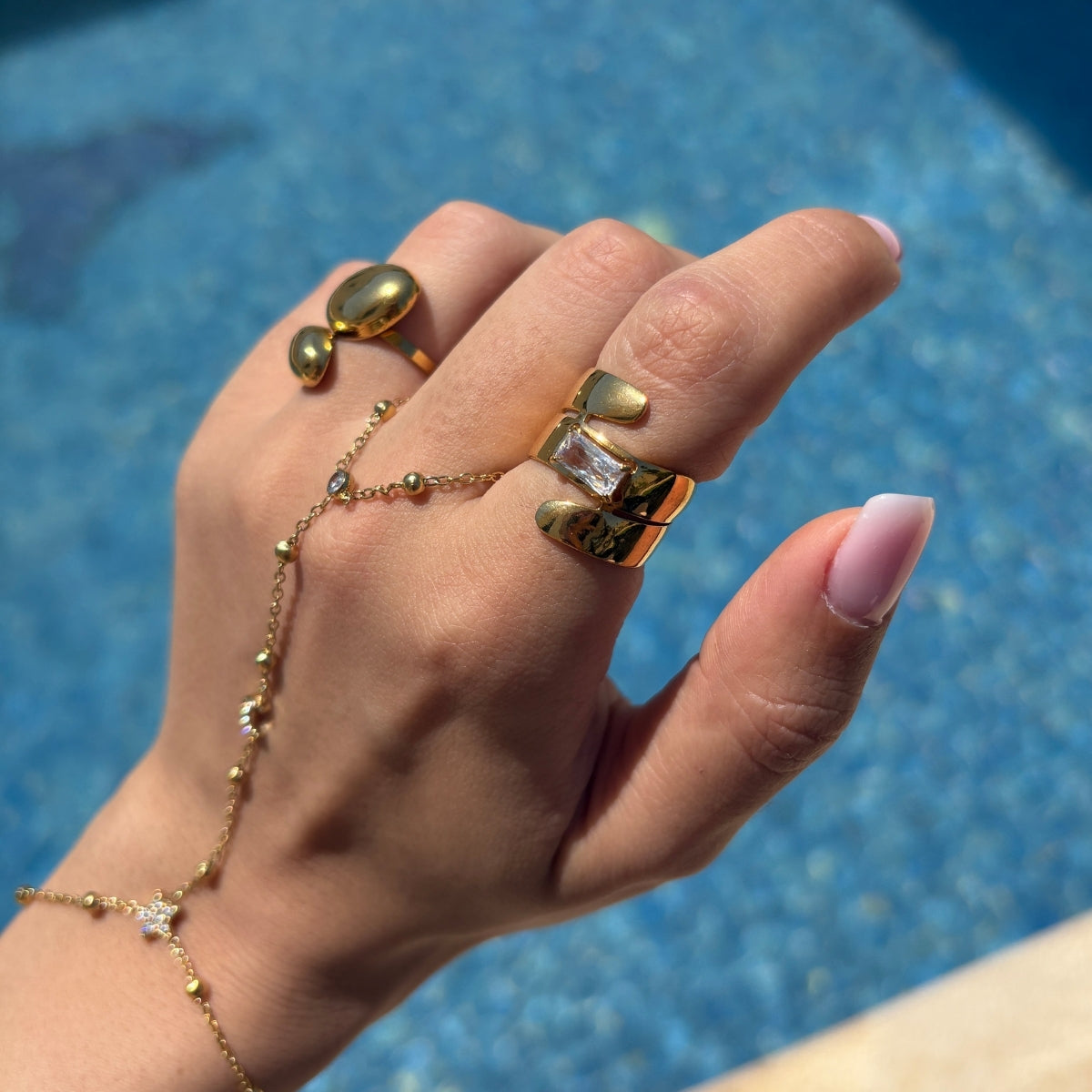 bague ajustable, bijoux femme, bijoux maroc, bijoux inoxydable, bijoux parfois, bijoux minimoon, bague femme, bracelet femme, bracelet ajustable, acier inoxydable, acier inoxydable maroc, bijoux marron, bijoux inoxydable maroc
chaine de main femme